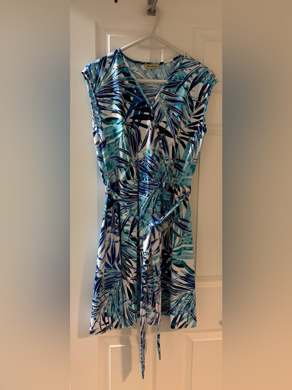 Beautifully Brochure Tropcal Sleeveless dress.